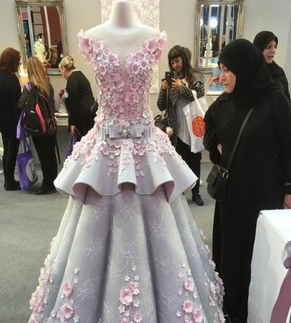 店里有一件婚纱美轮美奂,但店长却说世界上没一个人能够穿上它!