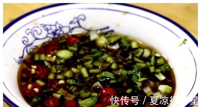 凉拌皮蛋|凉拌皮蛋怎样切才不粘刀,教你1个小技巧,皮蛋完好切不碎!