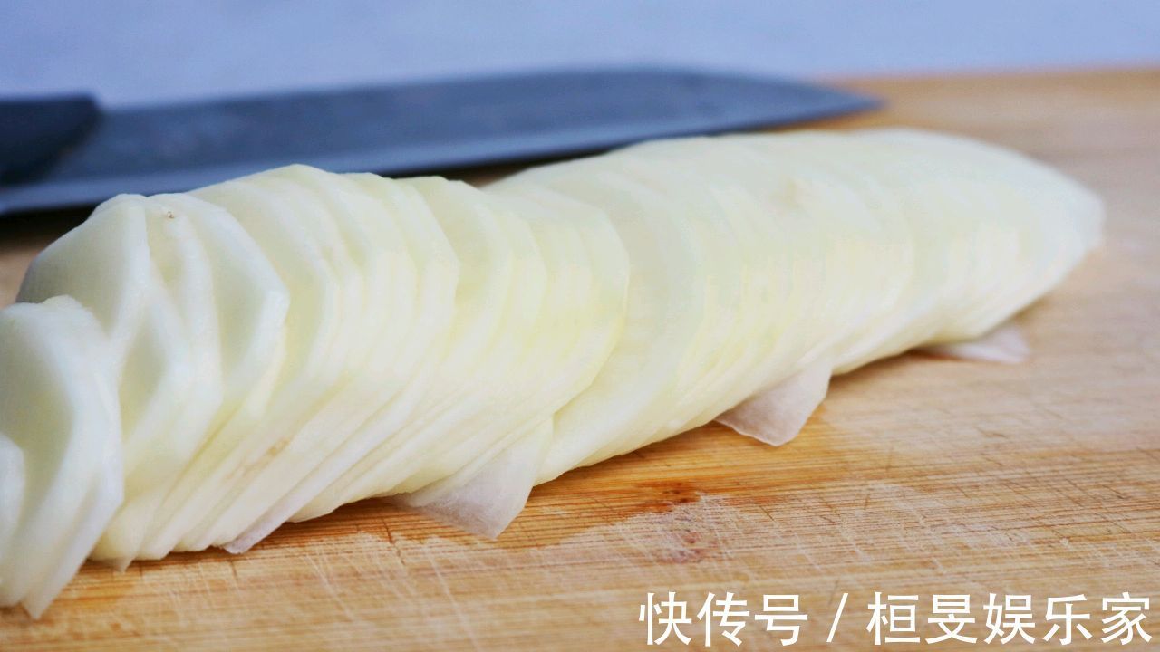 好吃|土豆超好吃的做法,不炒不炖,一次做三个土豆不够吃,一看就会做