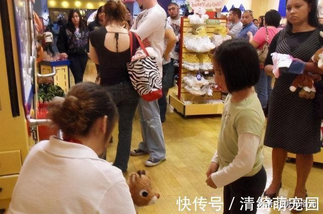 孩子|“我不买了,妈妈别打了”,6岁女孩痛哭求饶:失控父母有多可怕