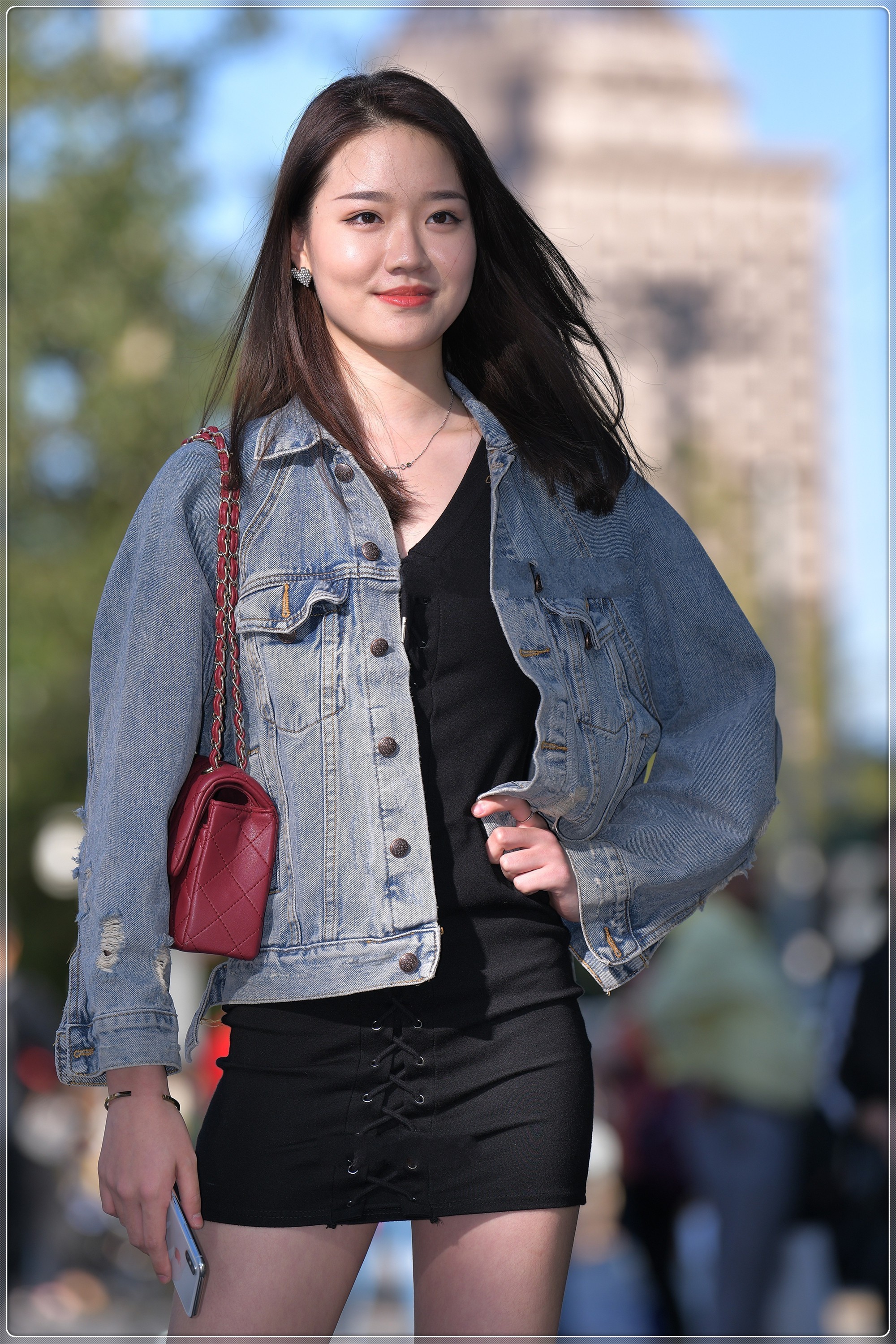 宽松牛仔外套搭配黑色连衣裙,干净素雅,满满少女感
