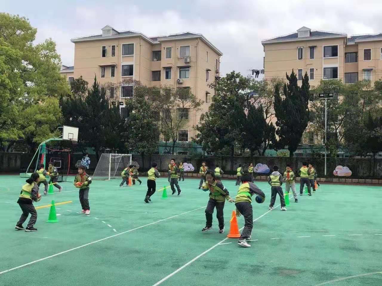 整合学区优质资源，让学生爱上“好玩”的体育课