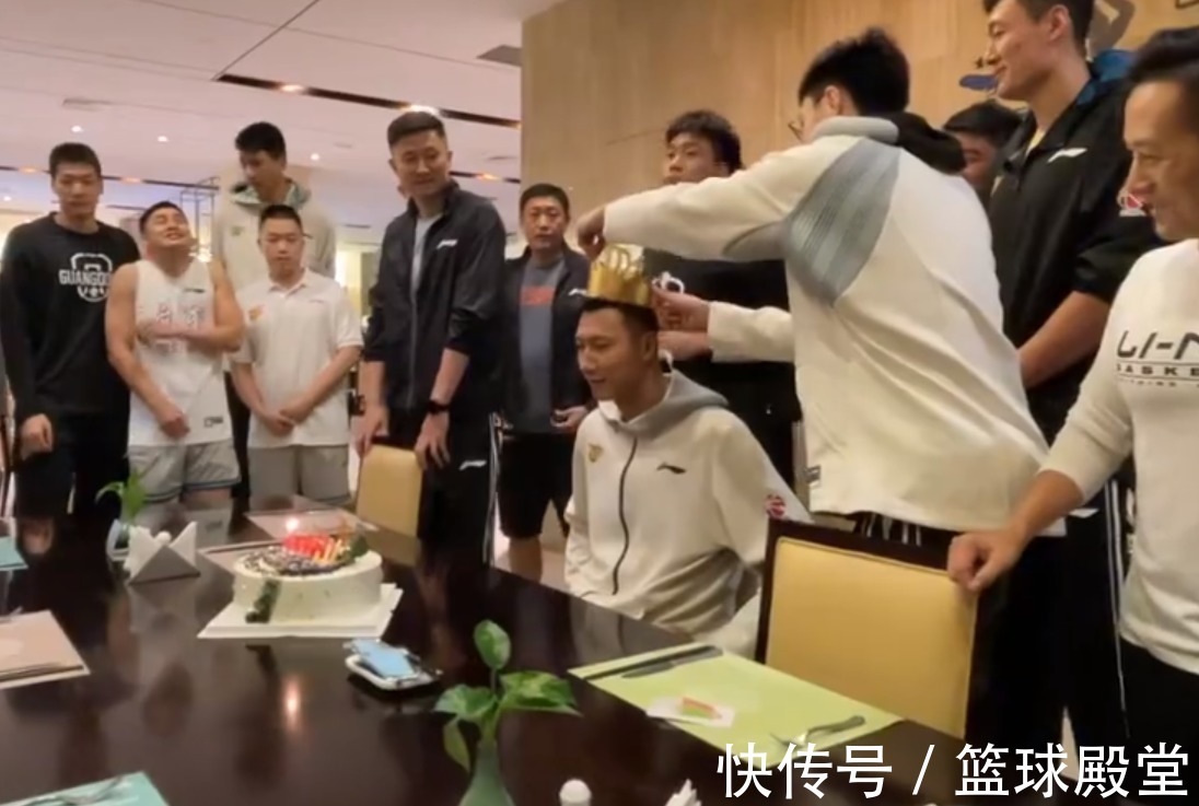 蛋糕|阿联生日趣事!小胡戴帽,徐昕领唱,赵睿C位+险砸蛋糕,汤杰满足
