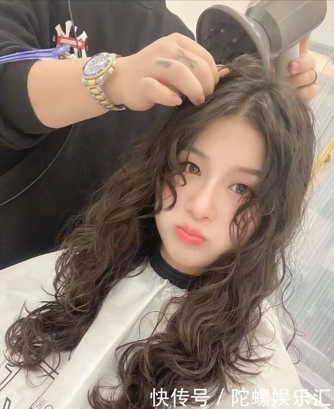 造型品 烫发后每天怎么打理?冷烫湿发造型,热烫干发造型,发型更有型