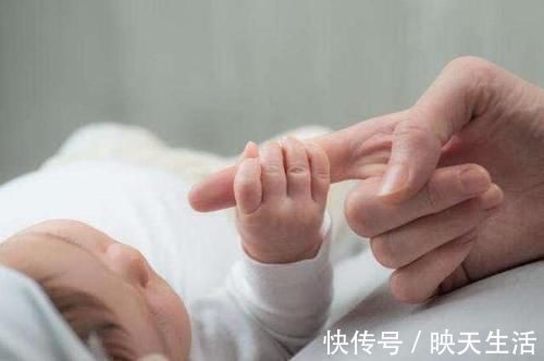 就医|新生儿“力大无穷”,刚出生就会“走路”?6种反射行为要知道