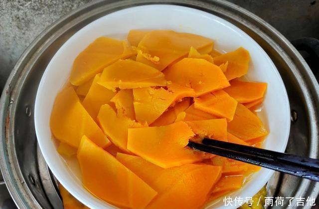 坚果|南瓜最好吃的做法,不做花卷不做饼,加两鸡蛋搅一搅,香嫩拉丝