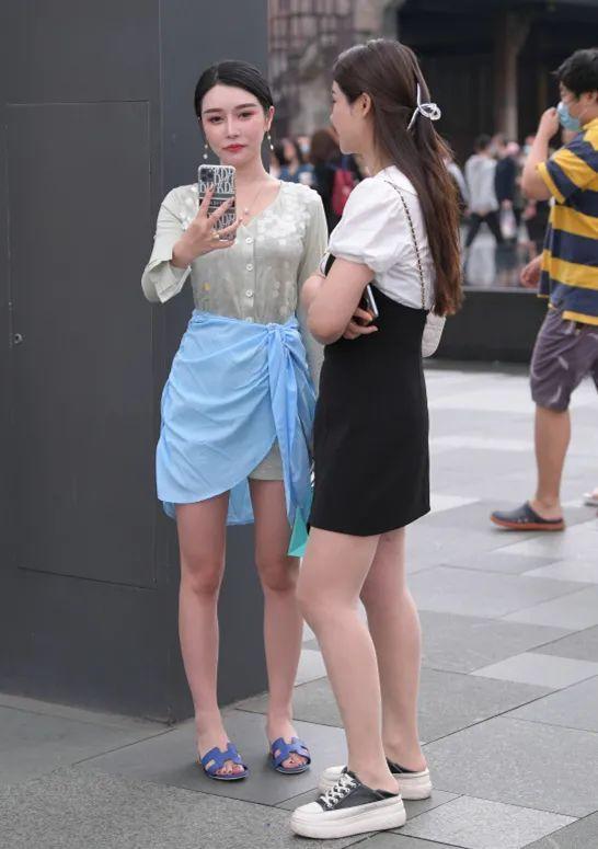 连衣裙 街拍美女:灰色V领连衣裙,清新靓丽尽显温柔气息,美的时尚大方