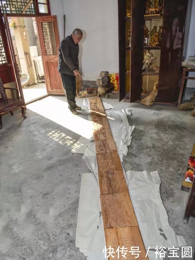 老人|老人用9米木头雕刻清明上河图,网友出价32万不卖!理由很任性!