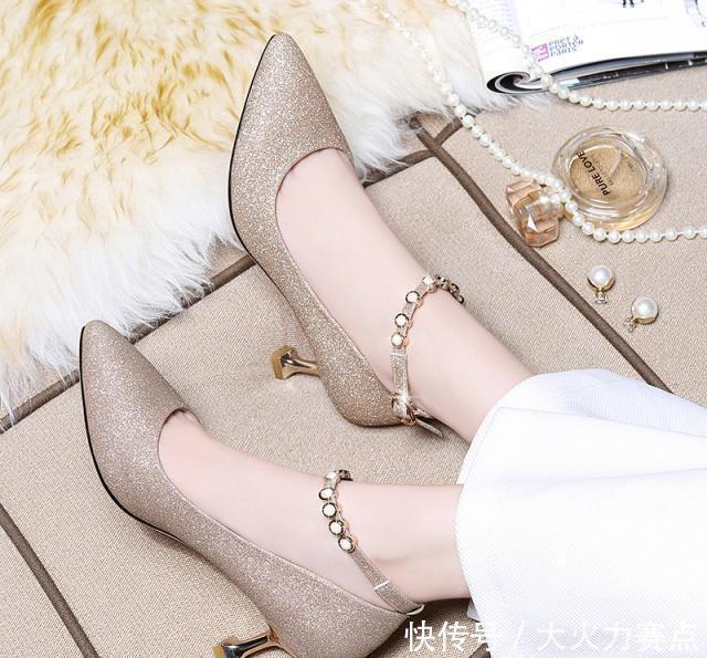 美脚鞋 小白鞋不兴了,洋气又显高的6款“美脚鞋”,舒适不累脚