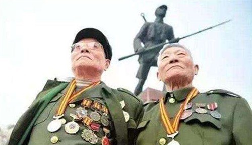 身份|90岁老兵证件丢失无法证明身份，指着博物馆照片老泪纵横：这是我