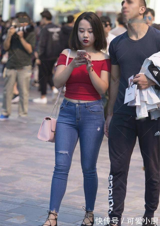 风格 美女红色一字肩,搭配“浅蓝色牛仔裤”,简单又时尚的美丽穿搭
