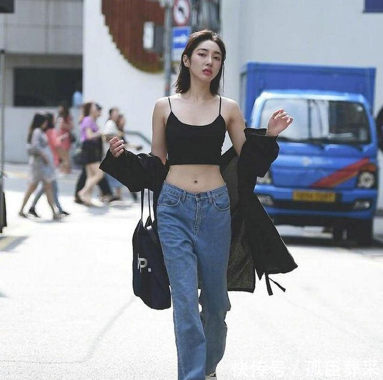 美女各有特色的穿搭，非常的修饰身姿打造迷人气质！