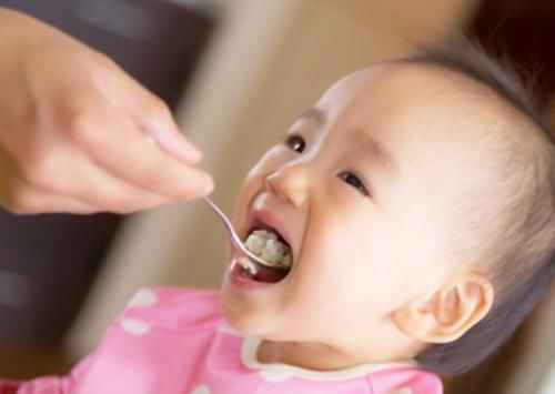 小朋友们|家里宝宝喂饭成难题,掌握这几个方法,父母轻松让孩子吃饭