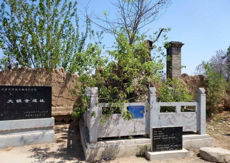 济县大锅寺原来有个铁锅,一次煮米供两千人食用,现在大锅消失了