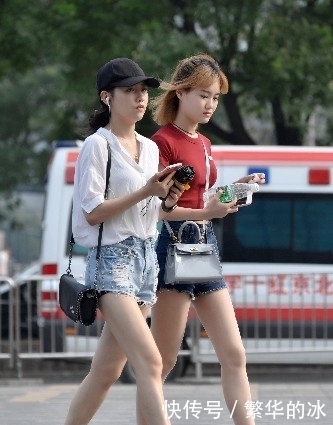 穿着|闺蜜逛街,都穿着短裤,是在比水腿长么?