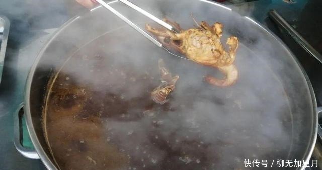 鸡壳|这家有30年历史的商店只卖肉骨头,每根骨头都放在一个盆里