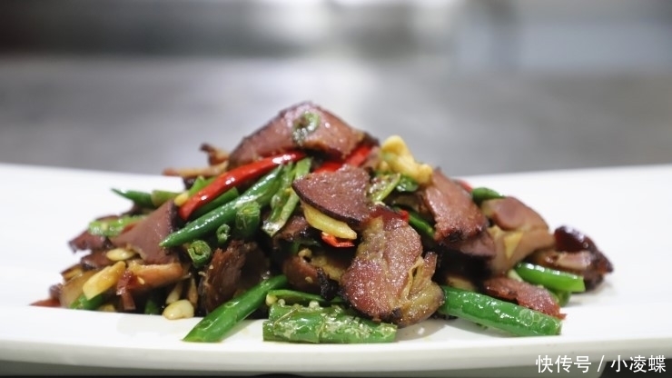 炒腊肉很多人少一步，掌握一点，成菜咸香下饭，软嫩不发柴