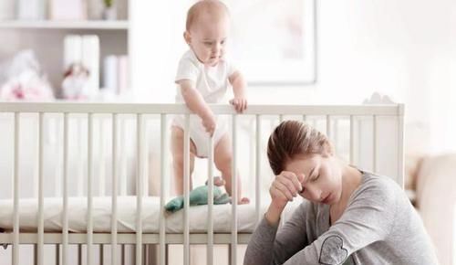 二胎政策|48岁奶奶接孙子,偶遇48岁妈妈接娃,相同年龄,不同人生