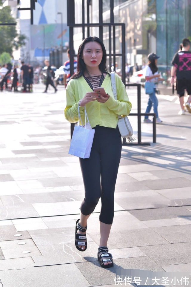 裤子 美女街拍:一件编织网状的镂空内衬外穿针织外套,因此变的青春靓丽了许多