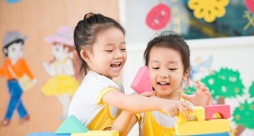 睡着|地铁上,女乘客靠着爸爸睡着,宝宝接下来的反应让人哭笑不得