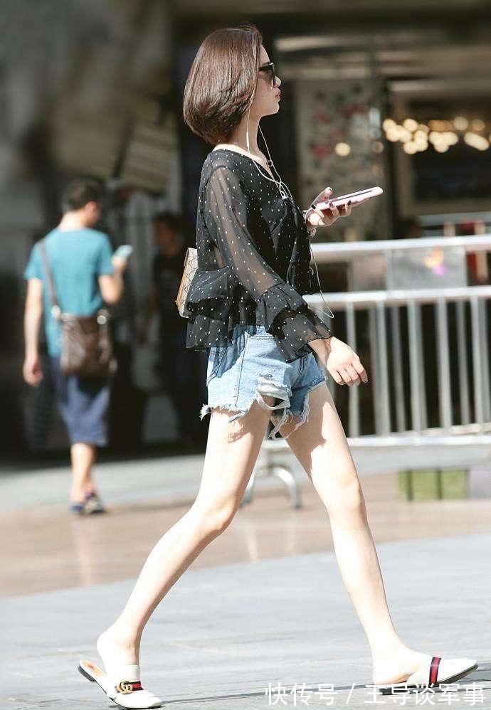 短裙 小姐姐搭配高腰短裙,秀出了一双完美的大长腿