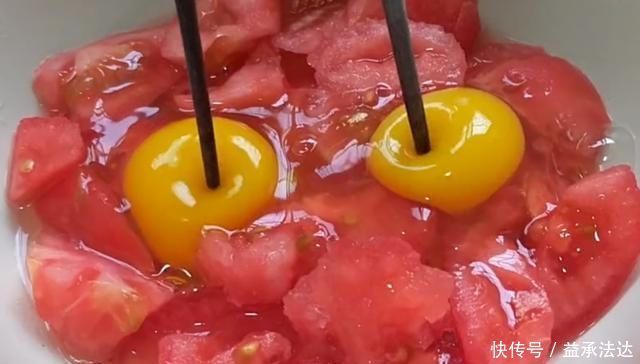 西红柿里加2个鸡蛋，不炒不做汤，简单几步，出锅给肉不换，好吃