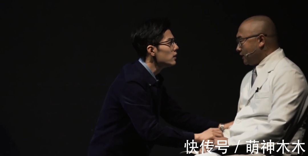 肖战|《如梦之梦》排练花絮曝光,肖战热心为同事拍背,认真学抱娃姿势