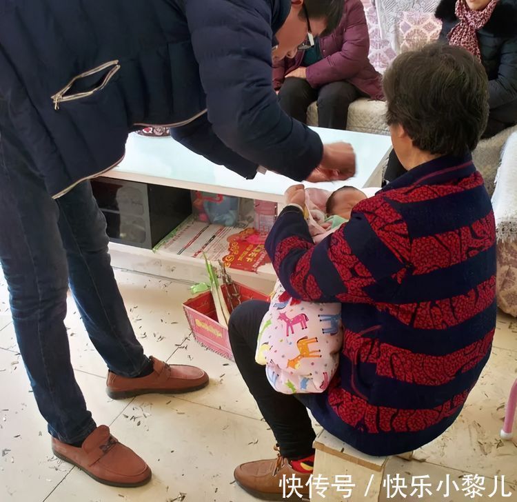 家长|宝宝出生18天学会翻身,奶奶乐得与亲友炫耀,却被儿子送回老家