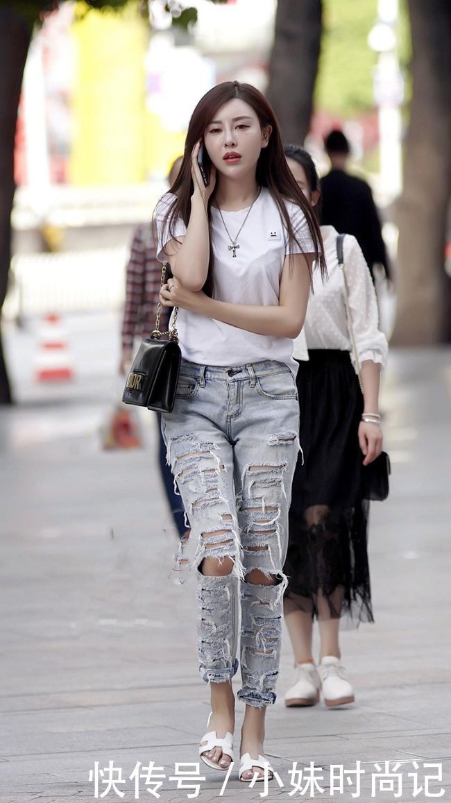 白色体恤+另类破腿牛仔裤,显高显瘦,个性十足!
