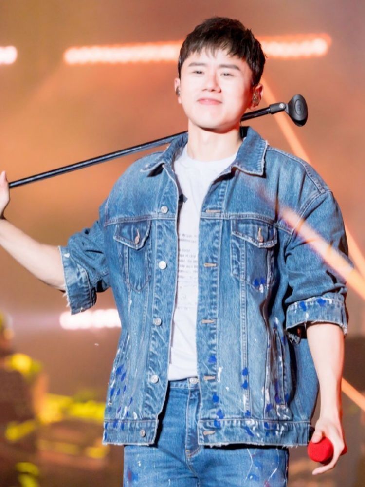 我型我秀|张杰新鲜营业，穿牛仔套装意外撞上华晨宇，一个率性一个前卫