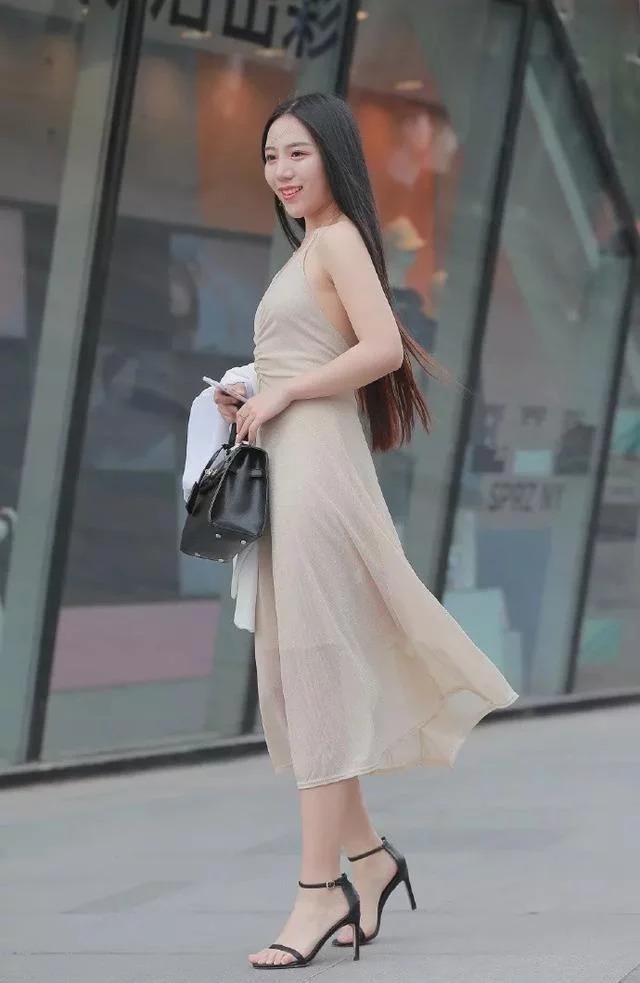 街拍：小姐姐戴着墨镜，身上穿的这件v领的连衣裙，十分的飘逸