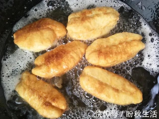 油条怎么做才酥脆?教你一个小诀窍,做出来的油条又香又脆