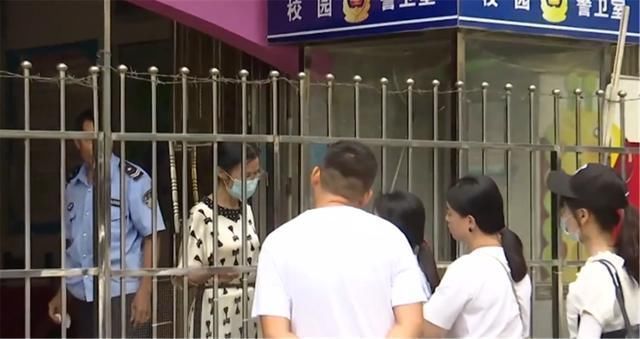 |解说搞笑吃鸡357:特训场的隐藏秘密,憨憨队友喊话:我要再玩100遍!