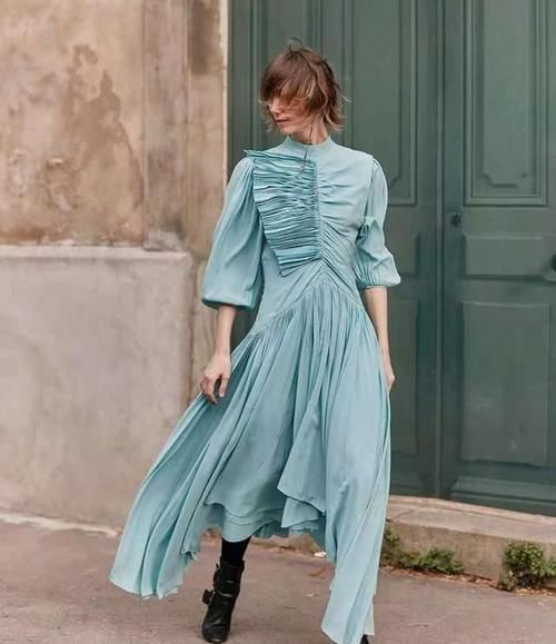 ?女人过了50岁，多穿这3种“冻龄裙”，时髦气质，女儿都夸年轻