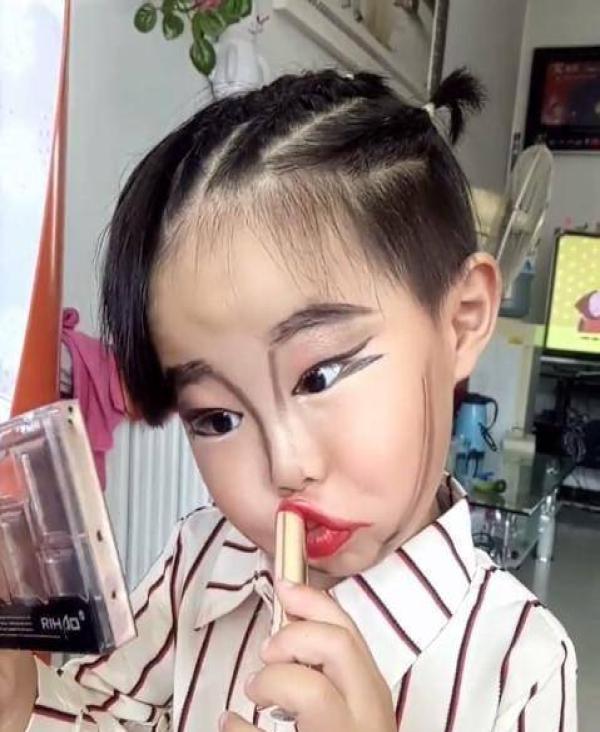 回家|爸爸出门留四岁女儿独自在家,回家一瞧,万千网友瞬间笑喷了