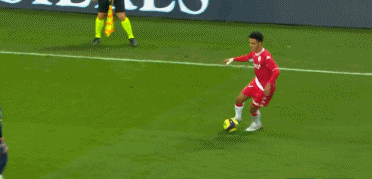 耶德?tīng)東摩納哥右路兜傳禁區(qū)，本-耶德?tīng)栴^球攻門稍稍頂偏