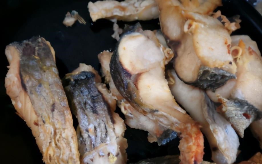 草鱼我家从不清蒸,放鸡蛋液里裹一裹,出锅解馋过瘾,连汤也不剩