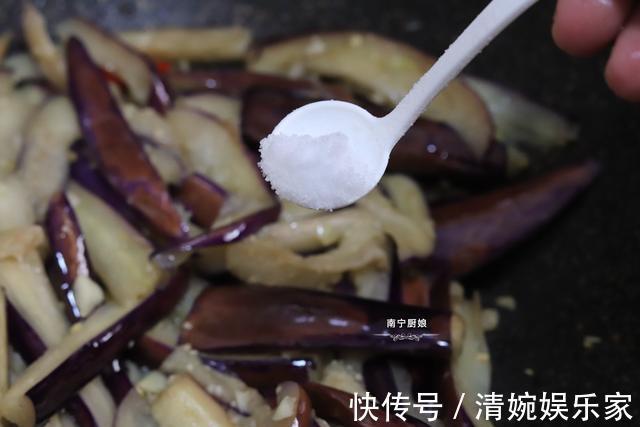 烧茄子|炒茄子时，下锅前多做这一步，茄子不吸油还特别下饭，拿肉都不换