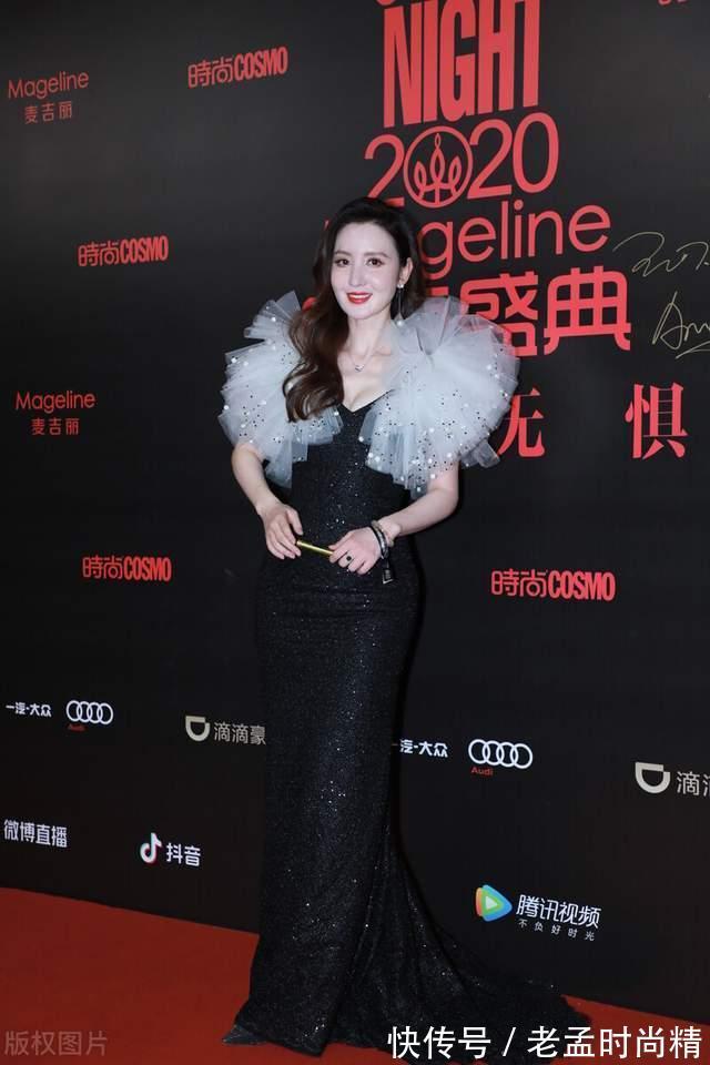 垫肩|张萌美得太霸气,穿黑色礼服秀出曲线身材,立体垫肩一点也不夸张