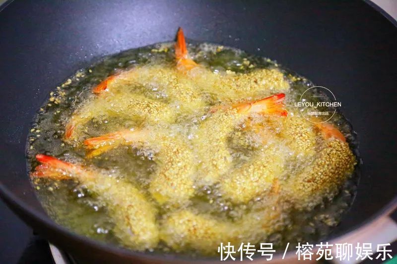 年夜饭,虾的别样做法,香酥鲜美,寓意节节高,不知不觉就吃光了