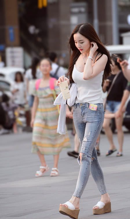 百褶裙|气质大方的短发美女,短袖搭配百褶裙,打造出你气质美感