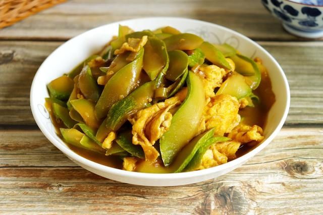 西葫芦炒鸡蛋时，先炒鸡蛋还是先炒葫芦？教你正确做法，鲜嫩入味