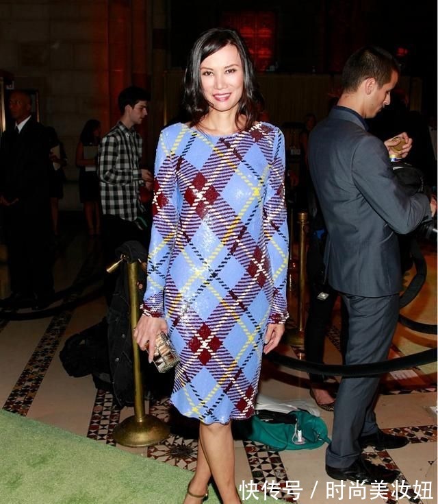 连衣裙 邓文迪越老越有“魅力”,穿印花连衣裙配渔网袜,状态不像53岁