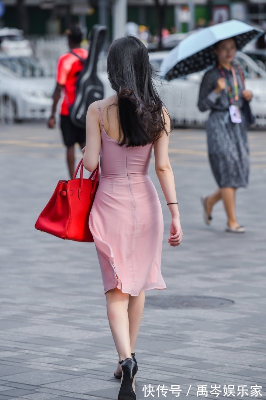 长相 长相精致的小姐姐,身穿吊带连衣裙,展现曼妙的腰身