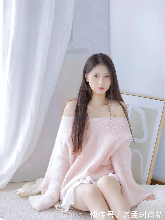 粉色 粉色系穿搭不受年龄限制,美女粉色毛衣搭配短裙,萌萌的氛围感
