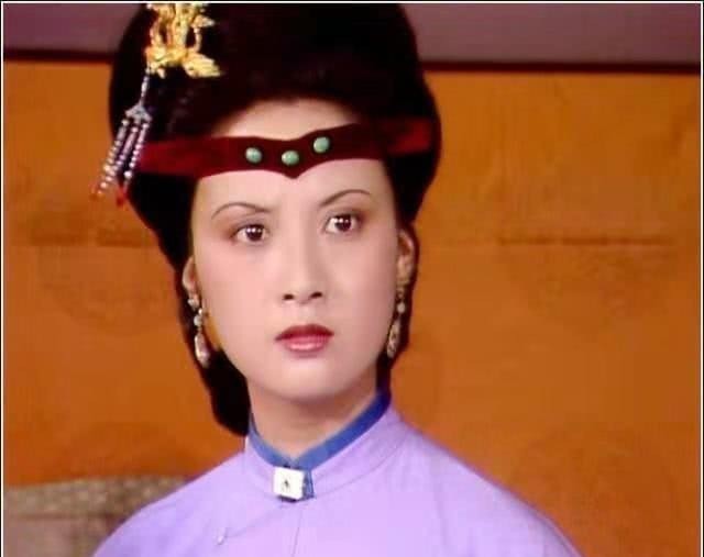 贾府&王熙凤在贾府一向嚣张跋扈,为何从不敢提自己父亲的名字?