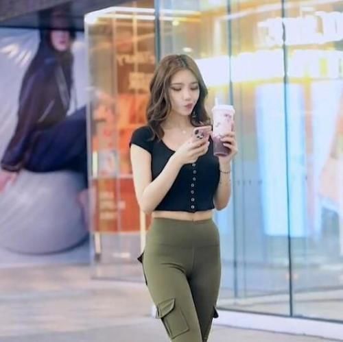 美女 最近流行的瑜伽裤“打底”,美女穿出了极致美,身材太赞了!