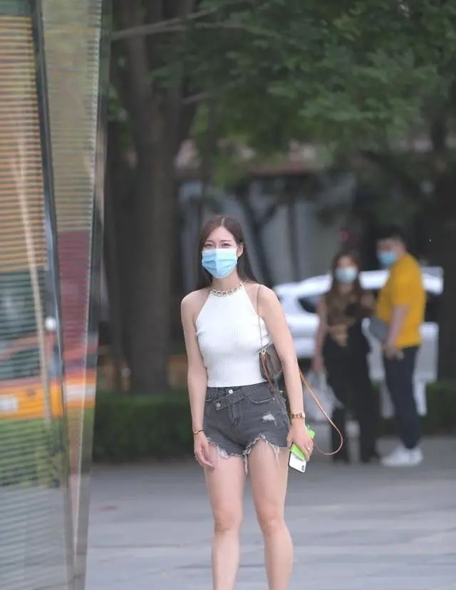 脖颈处 美女搭配一条低腰灰色牛仔短裤,显瘦又时尚