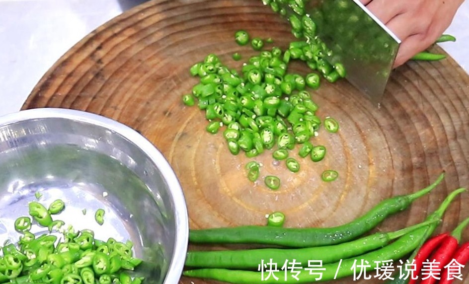 这才是线椒炒鸡蛋的正确做法,鸡蛋全部裹在线椒上,比饭店还鲜嫩