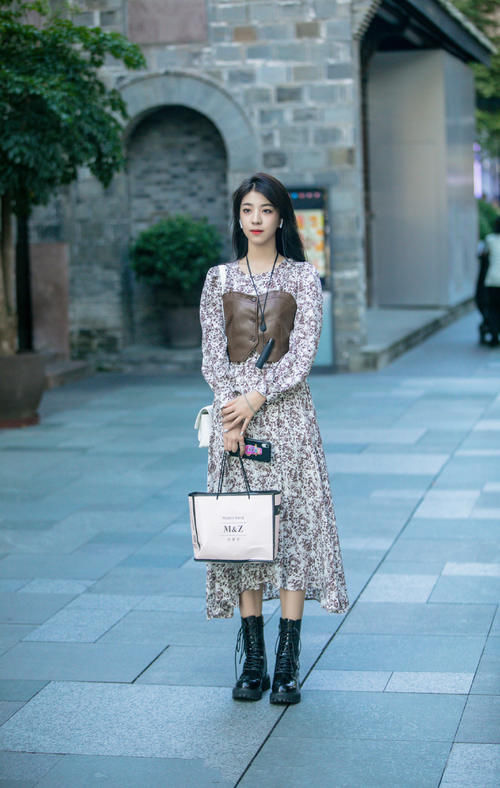 裙子下面别配小白鞋，现流行“马丁靴＋裙子”，又美又飒，真时髦